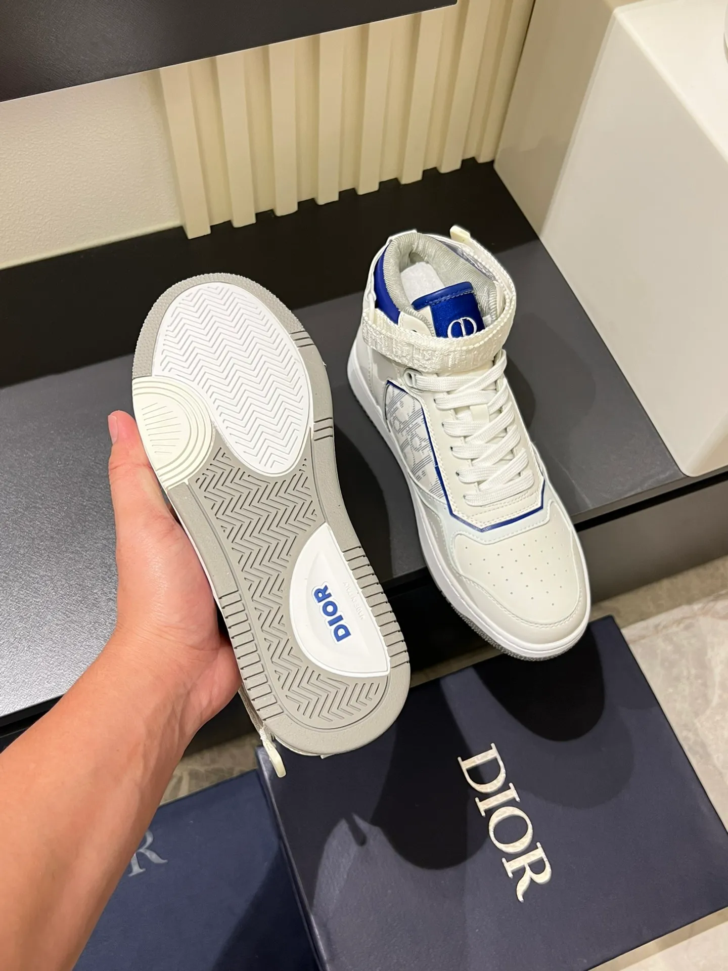 Men's shoes 💰p460 "Dio*" mid-top B27 casual sneakers. This B27 high-top sneaker is a new product in the series and continues Di*r's classic style. Crafted from gray and white smooth calf leather with beige and black Oblique print panels on the sides. The "CD Icon" shaped shoelace eyelets are clever and delicate, and the two-color rubber sole, rear collar and heel are all equipped with the brand's iconic details to enhance the style. Oblique printed straps at the ankle allow for an adjustable fit to complement the overall design. Fashionable and versatile, it can complement any look. Create an exquisite design with unique dynamic vitality and modern atmosphere, presented in low-top and high-top styles. This new must-have shoe adds a new dimension to Dior's archive heritage, embodying modern elegance. Purchase the original version and make it 1:1. If you need top quality, please come to me! Male 38-44!